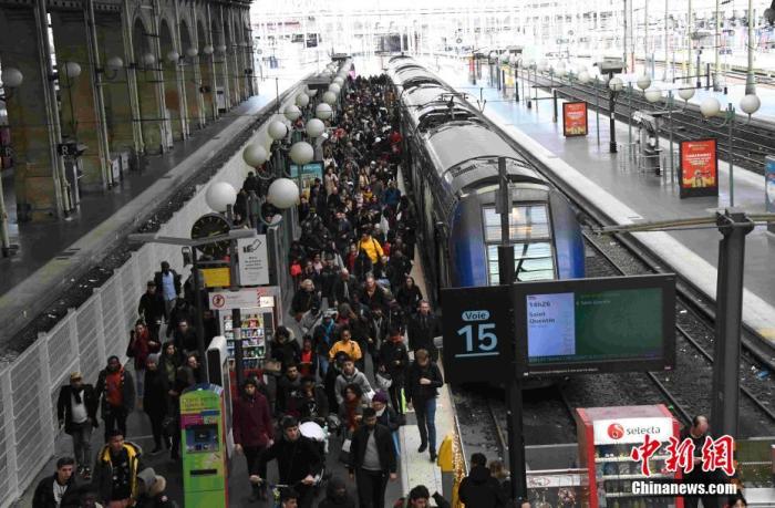 当地时间12月22日，法国国家铁路公司(SNCF)在主要交通枢纽巴黎北站提供很有限的客运列车服务，大部分车次取消，多数站台不提供服务。仍在服务的列车上乘客爆满。圣诞假期已经来临，但大罢工仍然持续，导致民众出行困难。SNCF呼吁民众取消或更改出行计划。 <a target='_blank' href='http://www.chinanews.com/'>中新社</a>记者 李洋 摄