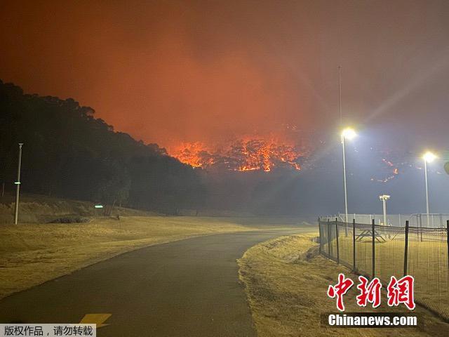 据悉，澳大利亚大火从9月开始延烧，尤其新南威尔士州相当严重。报告显示，新州已发生105场火灾，且仍有59场未扑灭