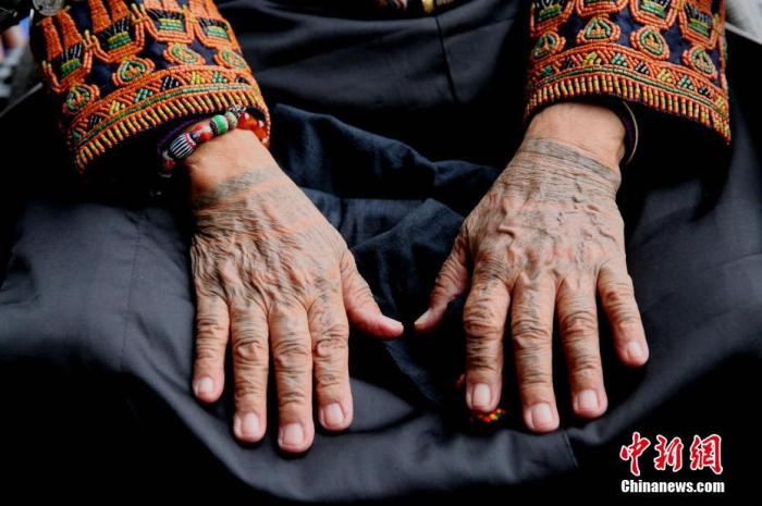 图为族中的“老公主”如今已88岁，拇指上的人形特殊图案，记录了她曾经是这个部落的“当家人”，手背的太阳纹则代表了她是“太阳的孩子”，以展示她在族中至高的权位，而手臂上的格子和曲线则代表了家族拥有的土地与河流。<a target='_blank' href='http://www.chinanews.com/'>中新社</a>记者 史元丰 摄