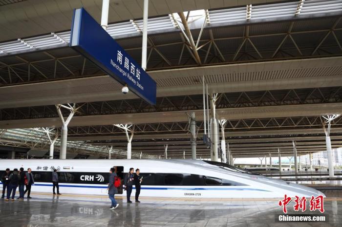 12月26日，从南昌西站出发前往赣州西站的G5033次列车即将发车。<a target='_blank' href='http://www.chinanews.com/'>中新社</a>记者 刘占昆 摄