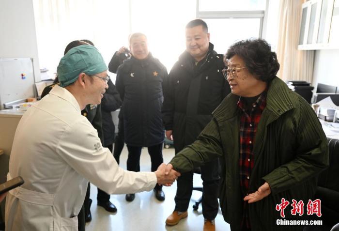 红星基金领导看望四川甘孜州在京治疗的先心病患儿