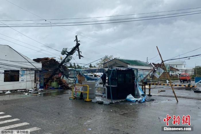 当地时间12月26日，台风“巴蓬”席卷了菲律宾中部偏远村庄和受欢迎的旅游区。据报道，台风“巴蓬”圣诞节期间袭击菲律宾中部，造成房屋受损，村庄被淹，数万人在远离家园的疏散中心度过圣诞节。图为阿克兰省首府卡利博的卡利博国际机场外的建筑遭台风破坏。
