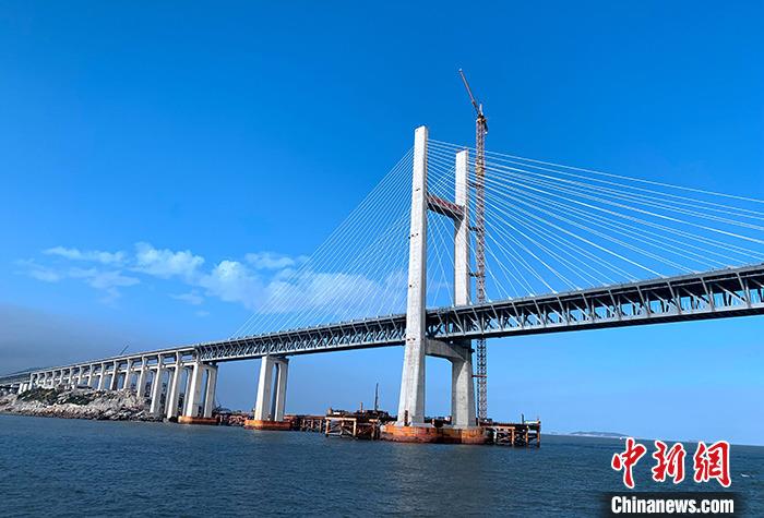 12月26日，记者从2020年全国交通运输工作会议上获悉，2020年中国交通运输将完成铁路投资8000亿元(人民币，下同)，公路水路投资1.8万亿元，民航投资900亿元的目标。图为12月25日拍摄的正在建设中的福建平潭海峡公铁两用大桥。<a target='_blank' href='http://www.chinanews.com/'>中新社</a>记者 王东明 摄