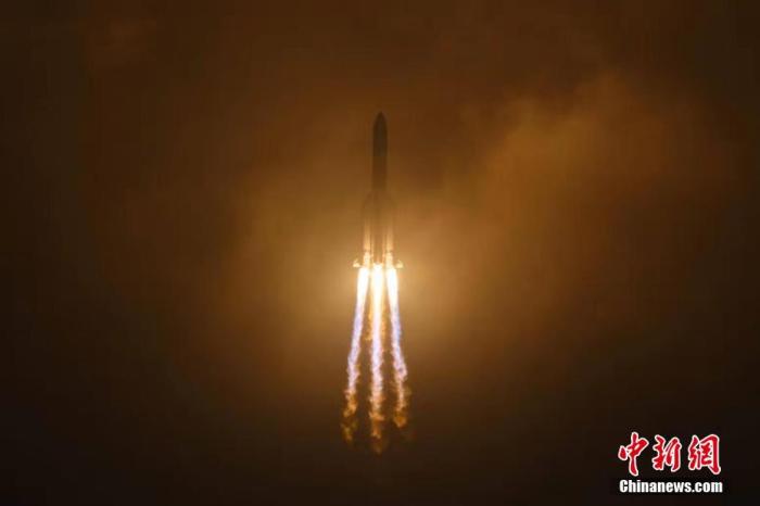 长征五号火箭是中国运载火箭升级换代的里程碑工程，采用全新的5米箭体结构，打破了中国40余年来传统运载火箭3.35米箭体直径的限制。郭文彬 摄
