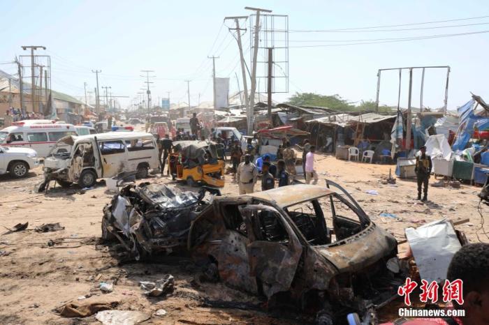 当地时间12月28日，索马里首都摩加迪沙一安检站发生汽车炸弹袭击，该国议会议员阿卜迪利扎克在社交媒体上表示，死亡人数超过90人。目前没有任何组织宣布负责。