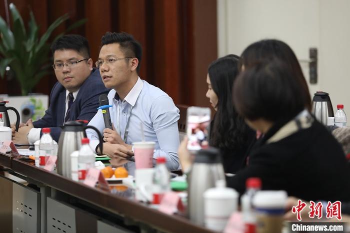 12月29日，多位来自香港九龙的青年领袖在北京接受<a target='_blank' href='http://www.chinanews.com/'>中新社</a>记者采访时表示，当下香港面临很多挑战，我们要把我们看见的带回香港，让香港青年更好地理解国家的发展，理解自身的定位。由中华文化学院(中央社会主义学院)承办的香港九龙青年领袖国情研习班持续5天，于29日结业。当天，研习班成员就“未来能为两地交流做什么”这一议题展开讨论。图为香港粤港澳台青年联会主席陈伟平(左二)发言。<a target='_blank' href='http://www.chinanews.com/'>中新社</a>记者 蒋启明 摄