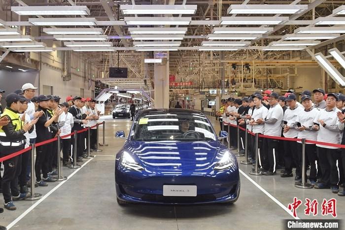 12月30日，首批15辆中国制造特斯拉Model 3在特斯拉上海3号超级工厂交付中国车主，首批车主为特斯拉的员工。据悉，特斯拉上海超级工厂从2019年1月7日开工建设，再到当年实现车辆交付，仅用了358天。<a target='_blank' href='http://www.chinanews.com/'>中新社</a>发 曹磊 摄