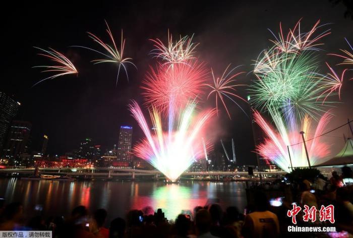 当地时间12月31日，澳大利亚悉尼在新年前夕燃放烟火，迎接即将到来的2020年。