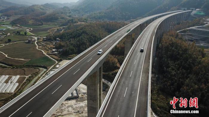 资料图：高速公路。<a target='_blank' href='http://www.chinanews.com/'>中新社</a>记者 瞿宏伦 摄