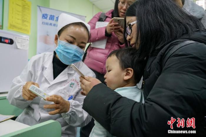 资料图：儿童接种疫苗。<a target='_blank' href='http://www.chinanews.com/'>中新社</a>记者 瞿宏伦 摄