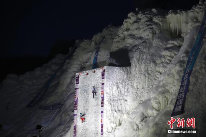 1月4日，国际登联攀冰世界杯进行男子速度资格赛争夺。2019-2020赛季国际登联攀冰世界杯正在长春进行，本次比赛分设男女速度赛和难度赛四个项目，共有16个国家和地区的近80名运动员参赛。/p中新社记者 富田 摄