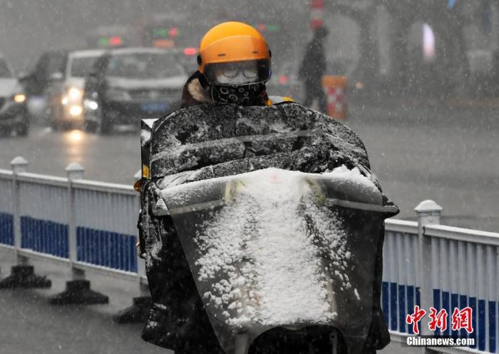 1月5日中午，河北石家庄迎来了2020年的第一场雪。图为市民雪中出行。<a target='_blank' href='http://www.chinanews.com/'>中新社</a>记者 翟羽佳 摄