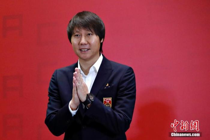 1月5日，中国国家男足主教练就职见面会在北京举行，新一任中国国家男足主教练李铁亮相。/p中新社记者 韩海丹 摄