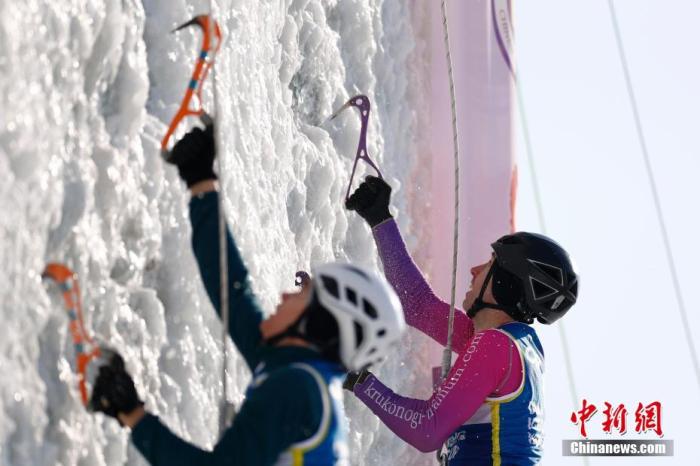 1月5日，来自俄罗斯的选手安东·涅莫夫(右)以14.59秒的成绩摘得攀冰男子速度赛金牌。近日，2019-2020赛季国际登联攀冰世界杯在长春举行，本次比赛分设男女速度赛和难度赛四个项目，共有16个国家和地区的近80名运动员参赛。<a target='_blank' href='http://www.chinanews.com/'>中新社</a>记者 富田 摄