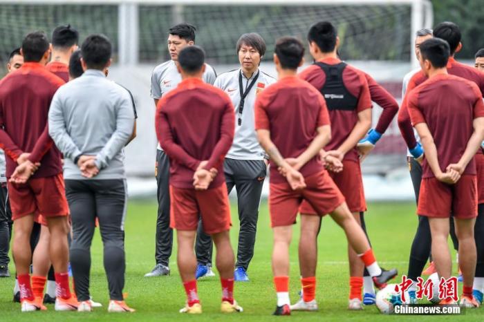 中国国家男子足球队主教练李铁在训练场上与队员交谈。/p中新社记者 陈骥旻 摄