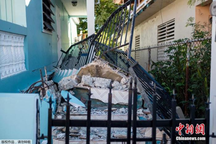 据美国地质调查局地震信息网消息，自2019年12月底起，波多黎各南部及附近海域发生了超过360次里氏2级以上的地震，其中7次为4级以上，包括这场5.8级的地震。图为地震中受损的房屋。
