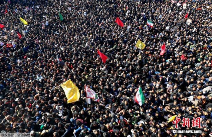 当地时间1月7日，伊朗指挥官苏莱曼尼的遗体运抵其家乡克尔曼，赶来哀悼的民众和此前一天在德黑兰一样多，现场“人山人海”。