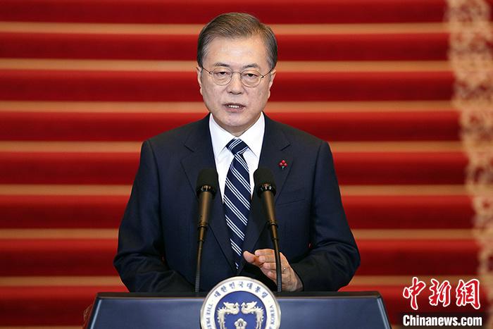 1月7日，韩国总统文在寅在首尔发表新年致辞称，将力促韩中关系发展，推动韩朝合作，为重启朝美对话而努力。 青瓦台供图