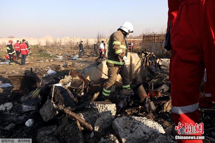 据伊朗半官方媒体塔斯尼姆(Tasnim)通讯社报道，一架载有近180人的乌克兰客机，在伊朗目霍梅尼国际机场附近坠毁。据外媒援引伊朗国家电视台报道，客机上的所有人员全部遇难。图为搜救人员在现场救援。