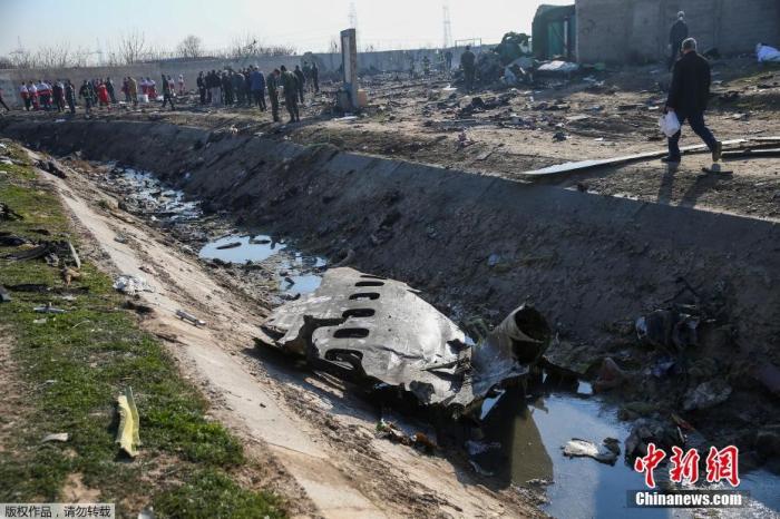 资料图：2020年1月8日，原计划飞往基辅的乌克兰PS752航班从伊朗德黑兰霍梅尼国际机场起飞不久后坠毁，客机上人员全部遇难。现场搜救工作仍在继续，事故现场可以看到飞机已经全部成为碎片。
