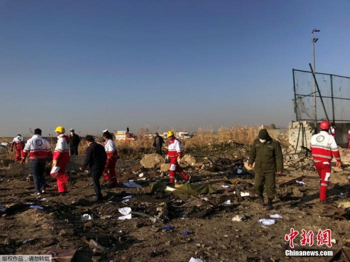 当地时间1月8日，一架载有近180人的乌克兰客机，在伊朗目霍梅尼国际机场附近坠毁。