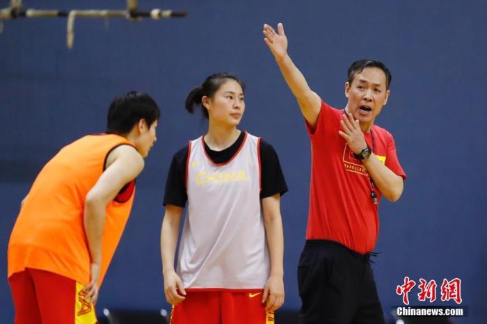 资料图：中国女篮主教练许利民(右)在训练场指导。<a target='_blank' href='http://www.chinanews.com/'>中新社</a>记者 盛佳鹏 摄