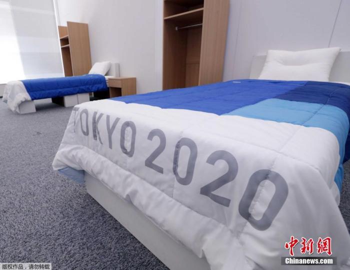 在东京奥运会奥运村、残奥会残奥村使用的床、桌子、衣柜等家具亮相，其中床腿是用纸板做的。
