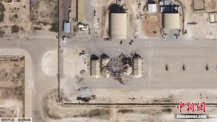 当地时间1月8日，卫星图像显示，伊拉克西部的Ain al-Asad美国空军基地在受到来自伊朗的火箭袭击后部分建筑物明显受损。作为对美军打死伊朗军事指挥官苏莱马尼的报复，伊朗伊斯兰革命卫队向驻有美军的两个伊拉克军事基地发射数十枚导弹。美国方面说，袭击没有造成美方人员伤亡。遭袭的这两处基地中，一个是位于伊拉克安巴尔省的阿萨德空军基地。