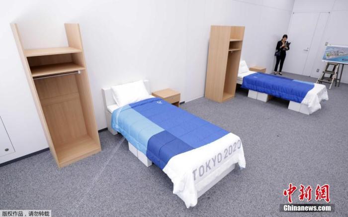 东京奥运会奥运村、残奥会残奥村使用的床、桌子、衣柜等家具亮相。