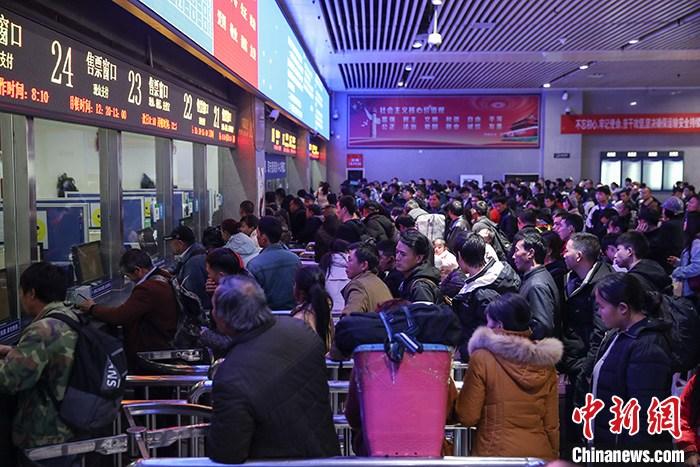 资料图：春运期间，旅客在火车站排队买票。 <a target='_blank' href='http://www.chinanews.com/'>中新社</a>记者 瞿宏伦 摄