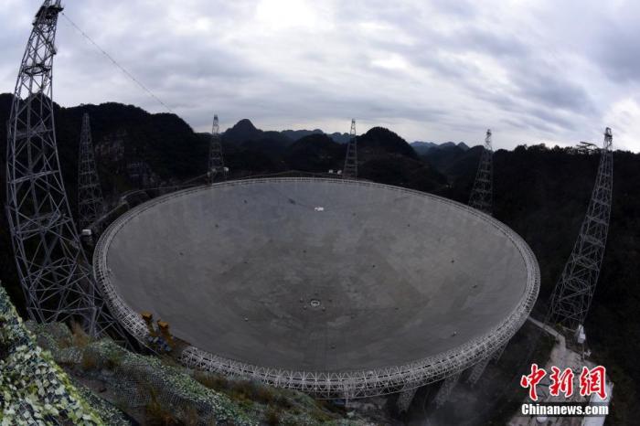1月11日，当今世界最大的单口径射电望远镜、被誉为“中国天眼”的国家重大科技基础设施——500米口径球面射电望远镜(FAST)，在位于贵州平塘的FAST台址顺利通过国家验收，正式开放运行。图为当天在FAST周围一座山顶拍摄的“中国天眼”全景。中新社记者 孙自法 摄
