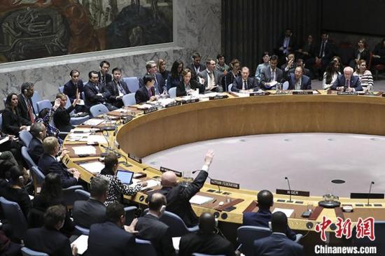 当地时间1月10日，联合国安理会在纽约联合国总部举行公开会，表决通过了德国和比利时提出的叙利亚跨境人道救援授权延期问题决议。。 <a target='_blank' href='http://www.chinanews.com/'>中新社</a>记者 廖攀 摄