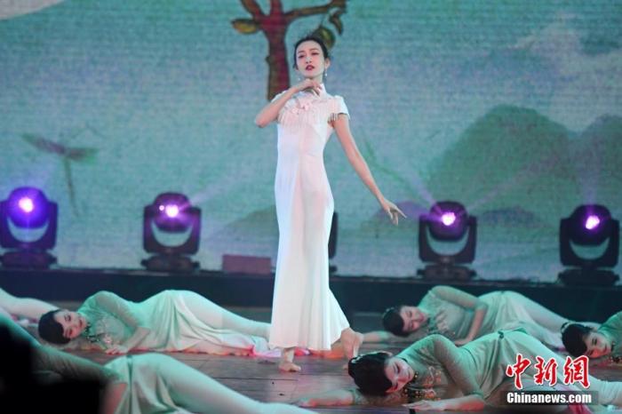 演员王鸥登台演绎旗袍舞蹈秀《茉莉花》。杨华峰 摄