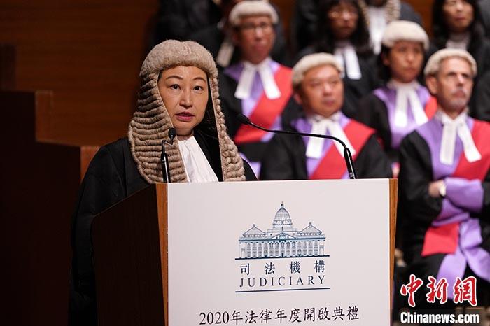 1月13日下午 ，2020年香港法律年度开启典礼在中环大会堂举行。香港特区律政司司长郑若骅在大会堂音乐厅发表演说。 她说，香港在“一国两制”政策下具有独特优势。她举例说：其一是开创新格局并具突破意义的《关于内地与香港特别行政区法院就仲裁程序相互协助保全的安排》。这项安排令香港成为内地以外首个及至今唯一一个司法管辖区，在作为仲裁地时，由合资格仲裁机构管理仲裁程序的当事人可向内地法院申请保全措施；其二是《关于内地与香港特别行政区法院相互认可和执行民商事案件判决的安排》。在此安排生效后，香港其中一些与知识产权有关的判决将可在内地得以执行，是唯一一个有这种安排的司法管辖区。 <a target='_blank' href='http://www.chinanews.com/'>中新社</a>记者 张炜 摄