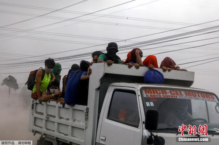 当地时间1月13日，菲律宾八打雁省，居住在爆发的塔尔火山附近的民众正紧急撤离。据报道，菲律宾旅游胜地塔尔火山(Taal)突然喷发火山灰和蒸汽，之后开始涌出熔岩。据悉，当局已疏散附近8000居民。目前，当地政府机关和各级学校已停班停课，当地马尼拉国际机场部分关闭，数百航班停飞，估计恐有45万人需要撤离。