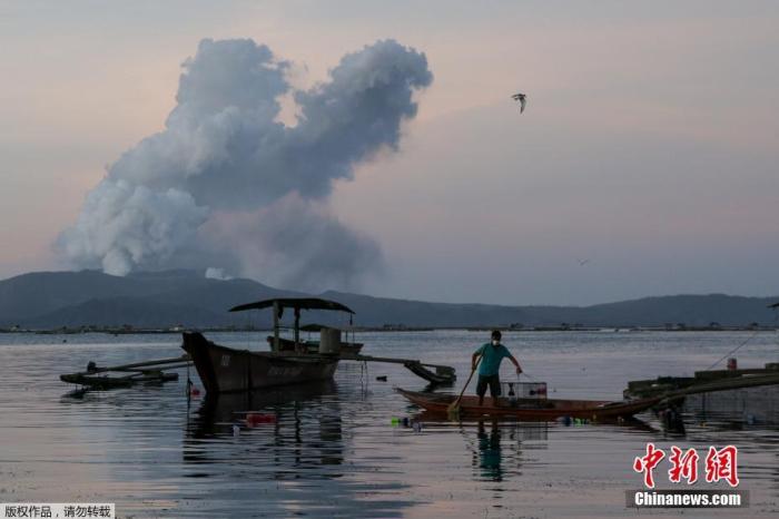 当地时间2020年1月16日，菲律宾巴丹加斯的塔利赛，塔阿尔火山持续喷发，周边民众淡定捕鱼。