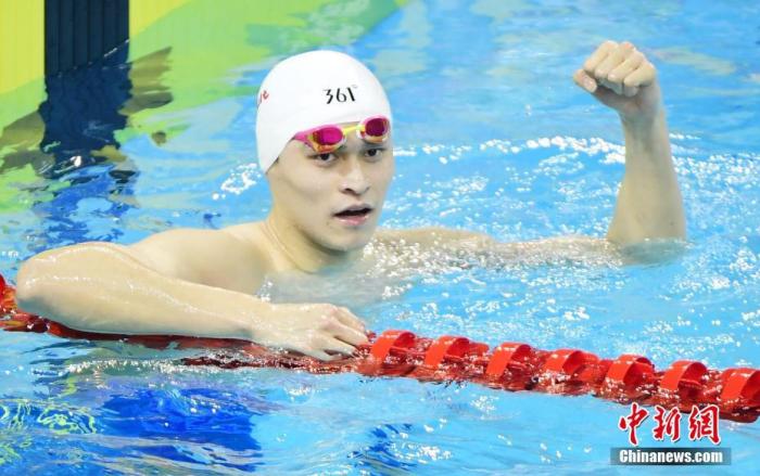1月15日晚，中国选手孙杨以3分44秒07的成绩夺得2020年FINA冠军游泳系列赛(深圳站)男子400米自由泳比赛冠军。/p中新社记者 陈文 摄