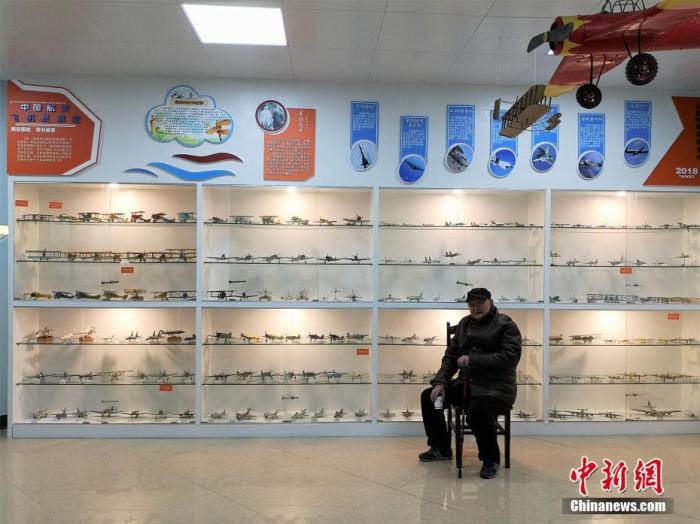 杨腾祥将近400架飞机模型捐赠给中国航空博物馆收藏，近200架飞机模型无偿提供给五星社区展示，这些模型记录中国航天发展和变迁。 林馨 摄