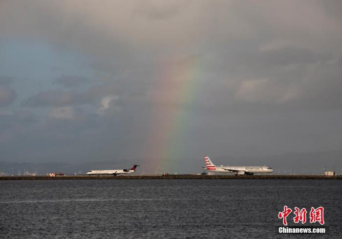 图为旧金山国际机场的飞机等待起飞。 <a target='_blank' href='http://www.chinanews.com/'>中新社</a>记者 刘关关 摄