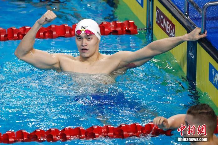 1月18日，在2020年国际泳联冠军游泳系列赛(北京站)男子200米自由泳决赛中，中国选手孙杨以1分45秒55的成绩获得冠军。中新社记者 富田 摄
