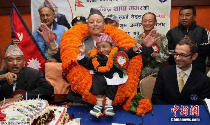 马加尔于1992年10月14日生于尼泊尔，因为身高只有67.08厘米，他被认为是世界上个子最矮的、能独立行走的人。