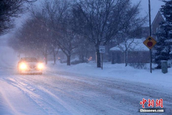 当地时间1月18日，受暴风雪天气影响，加拿大多伦多市道路能见度降低，车辆缓行。<a target='_blank' href='http://www.chinanews.com/'>中新社</a>记者 余瑞冬 摄