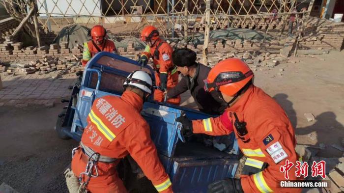 新疆伽师震区设3个受灾民众安置点 确保有饭吃有衣穿不受冻