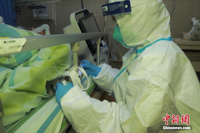 1月22日，武汉大学中南医院全力救治新型冠状病毒感染的肺炎患者。图为抢救重症患者。<a target='_blank' href='http://www.chinanews.com/'>中新社</a>记者 高翔 摄