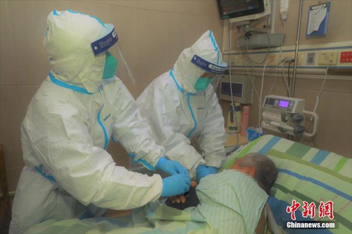 资料图：1月22日，武汉大学中南医院全力救治新型冠状病毒感染的肺炎患者。图为抢救重症患者。 中新社发 高翔 摄