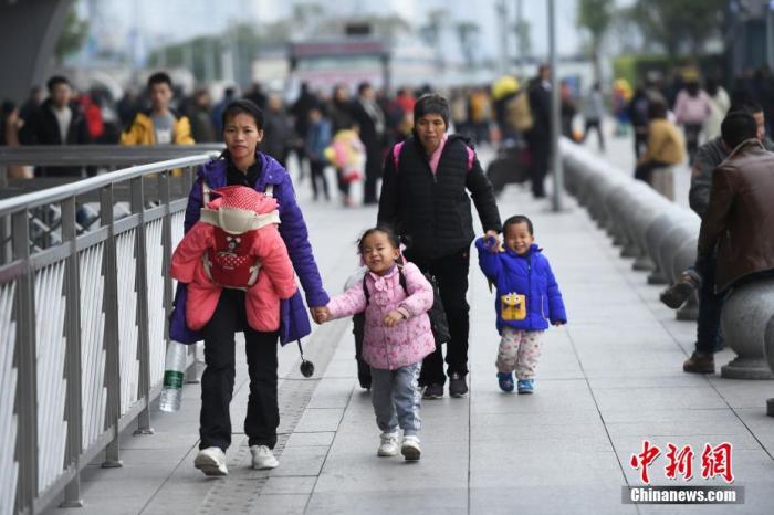 1月14日，重慶火車西站迎來春運(yùn)客流小高峰，眾多旅客踏上返鄉(xiāng)路。 <a target='_blank' >中新社</a>記者 陳超 攝