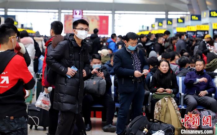 资料图：1月22日，北京南站，大部分归乡旅客都戴着口罩。春节来临之际，中国对新型冠状病毒感染的肺炎疫情防控工作也进入关键时期。 中新社记者 张道正 摄