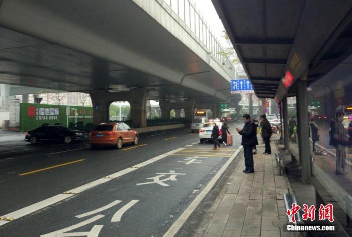 武汉市民在公交车站候车。<a target='_blank' href='http://www.chinanews.com/'>中新社</a>记者 艾启平 摄