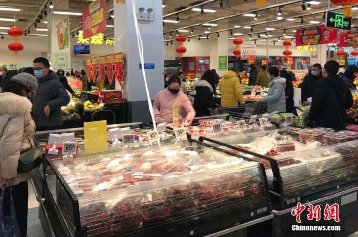 1月23日，武汉市民佩戴口罩，在超市购买生活用品等物资。<a target='_blank' href='http://www.chinanews.com/'>中新社</a>记者 邹浩 摄