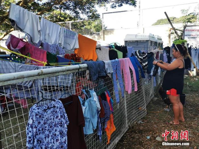 资料图：塔尔火山灾民安置点。图为安置点的妇女将衣物晾在附近的树枝或铁架上。<a target='_blank' href='http://www.chinanews.com/'>中新社</a>记者 关向东 摄